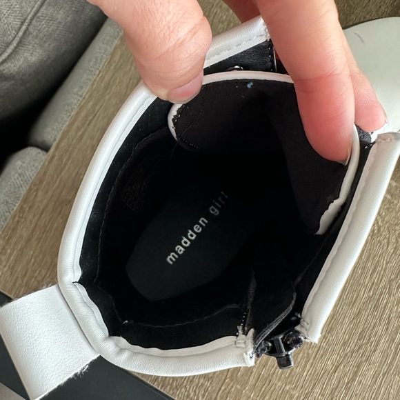 BETTYY WHITE/BLACK Boots - Picture 5 of 6